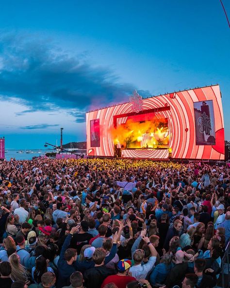 Festival Stage Design Outdoor, Music Festival Decor, Stage Inspiration, Light Fest, Edm Music Festivals, Rock Fest, The Chainsmokers, Electronic Music Festival, Outdoor Stage