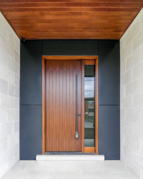 Arista makes a fantastic range of custom-made modern doors for every home style ✨ . 🚪| Single Door with Sidelight 🪵| Sapele Mahogany ✨|… | Instagram Modern Wood Front Door, Door With Sidelight, Foyer Design Ideas, Exterior Doors With Sidelights, Barn Exterior, Entry Door With Sidelights, Stylish Entryway, Waterfall House, Door Jam