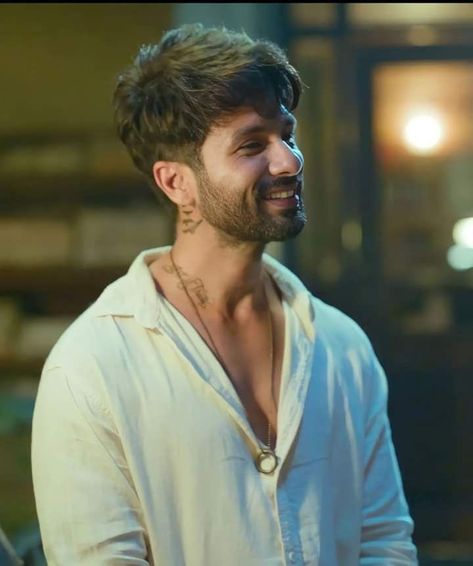 2023 Hairstyles For Men, Sahid Kapoor Images, Indian Boys Haircut, Mens Hairstyles Indian, Cool Hairstyles For Men New Looks 2023, Farzi Shahid Kapoor, Farzi Web Series Photo, Long Hairstyles For Men Indian, Indian Hair Cuts Men