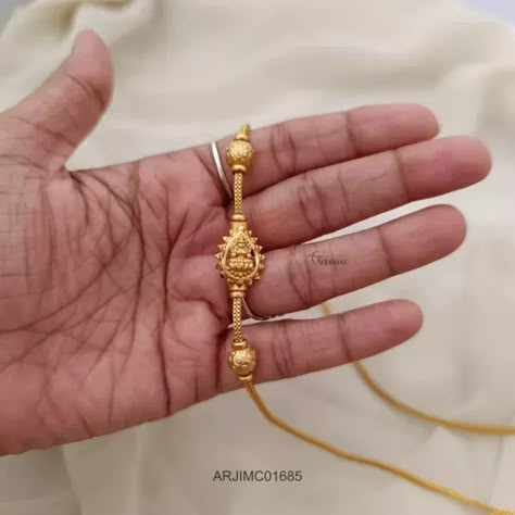 Thali Designs Gold Hindu, Mugappu Thali Chain Designs Gold, Thali Kodi Designs Gold, Magalasutra Designs Gold Simple, Thali Bottu Designs, Mopu Designs Gold, Thali Designs Gold, Mugappu Designs Gold, Mugappu Designs Chains