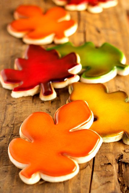 Have you ever wanted to learn how to airbrush sugar cookies? This tutorial will help you with some of the basics like layering colors to make pretty leaves. Airbrush Cookies Ideas, Cosmic Cookies, Fall Decorated Cookies, Pretty Leaves, Cookie Decoration, Easter Sugar Cookies, Leaf Cookies, Cookie Videos, Thanksgiving Cookies