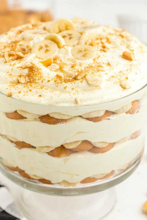 close up of banana pudding in a glass bowl Magnolia Bakery Banana Pudding, Banana Pudding Recipe, Princess Pinky Girl, Best Banana Pudding, Pinky Girl, Magnolia Bakery, Magnolias Bakery, Quick Easy Desserts, Pudding Desserts