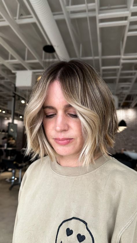 Cute long bob with blonde money pieces to brighten the face Light Brown Bob With Money Piece, Blonde Money Piece Bob, Bob Money Piece, Bob With Money Piece, Money Piece Bob, Money Piece Curtain Bangs, Long Bob Hair, Blonde Bob With Bangs, Money Pieces