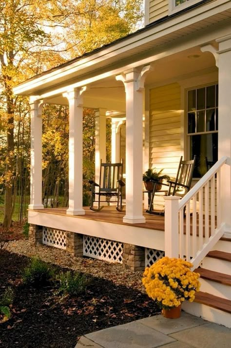 Small Ranch Style Homes, Farmhouse Front Porch Decorating, Front Porch Design Ideas, Farmhouse Front Porch Decor, Veranda Design, Farmhouse Front Porch Ideas, Front Porch Railings, Porch Design Ideas, Building A Porch