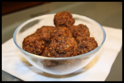 vegetarian meatballs made with Yves veggie ground round Veggie Ground Recipes, Veggie Meat Recipes, Low Calorie Recipes Easy, Ground Recipes, Vegetarian Meatballs, Vegan Meatballs, Vegetarian Meal Plan, Vegetarian Life, Baked Vegetables