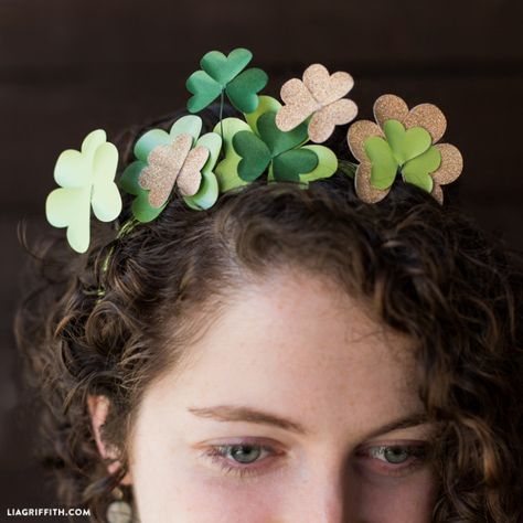 Paper Shamrock Headband and Pin for St. Patrick’s Day St Patricks Day Headbands, Fascinator Ideas, San Patrick Day, Shamrock Hair, St Patricks Day Hat, St. Patrick's Day Diy, Irish Celebration, Make A Fairy, St Patricks Crafts