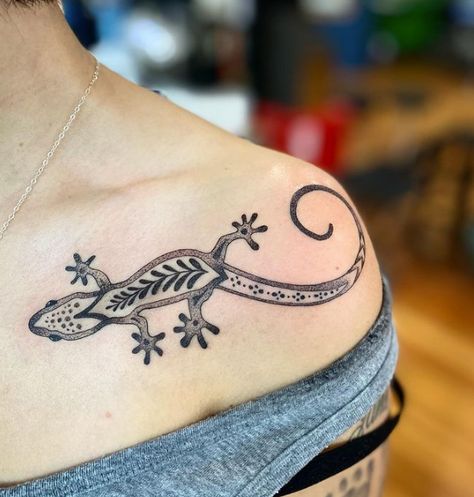 By @sweetlewtattoo "Super cool #memorialtattoos yesterday for @myrandacochran I love the placement of both these!!! 🔥🔥🔥" #alchemytattoocollective #stltattooartist #lizardtattoo #moontattoo #finelinetattoo Mandala Lizard Tattoo, Lizard Tattoo Minimalist, Aztec Lizard Tattoo, Lizard Outline Tattoo, Lizard Tattoo Cute, Lizard Tattoo Ideas, Small Lizard Tattoo, Lizards Tattoo, Bug Tattoos For Women