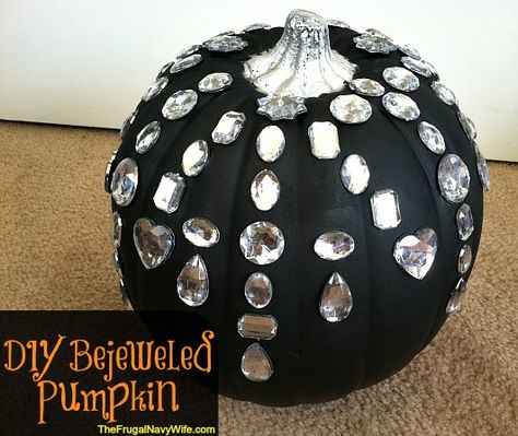 This DIY Bejeweled Pumpkin is a perfect kids craft for Halloween Glamorous Halloween, Martha Stewart Halloween, Halloween Chic, Elegant Halloween Decor, Halloween Pumpkins Painted, Diy Halloween Decor, Elegant Halloween, Chic Halloween, Halloween Garden