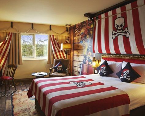 chambre magnifique pour garçon avec déco thème pirates Spooky Bedroom Decor, Pirate Bedroom Theme, Spooky Bedroom, Themed Hotel Rooms, Pirate Bedroom, Pirate Room, Cama Queen Size, Space Themed Bedroom, Themed Kids Room