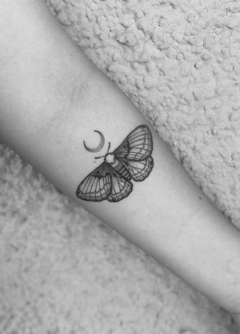 A Butterfly Tattoo, Tatuaje Studio Ghibli, Moth Tattoo Design, Insect Tattoo, Inspiration Tattoo, Tattoos Geometric, Moth Tattoo, Celtic Tattoos, Tattoo Cover-up