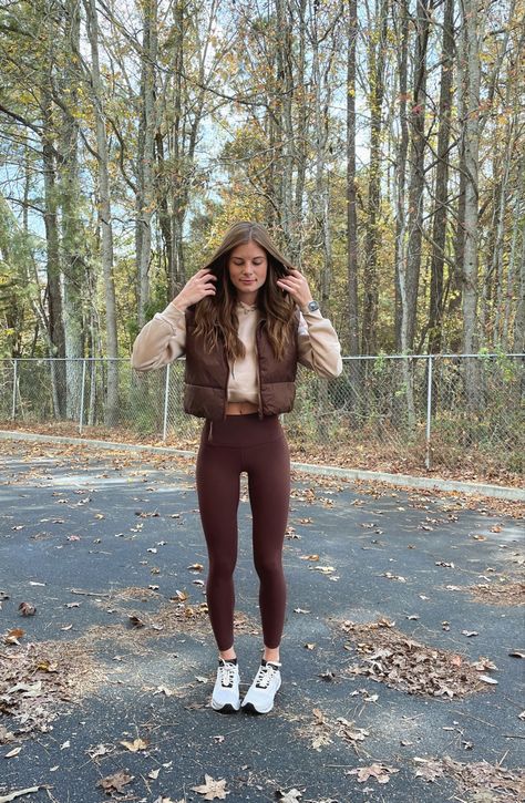 Fall Outfits Comfy Casual, Brown Leggings Outfit, Puffer Vest Outfits, Curly Hairstyles Natural, Fits Trendy, Fall Outfits Comfy, Vest Outfits Aesthetic, Coffee Shop Outfit, Brown Puffer Vest