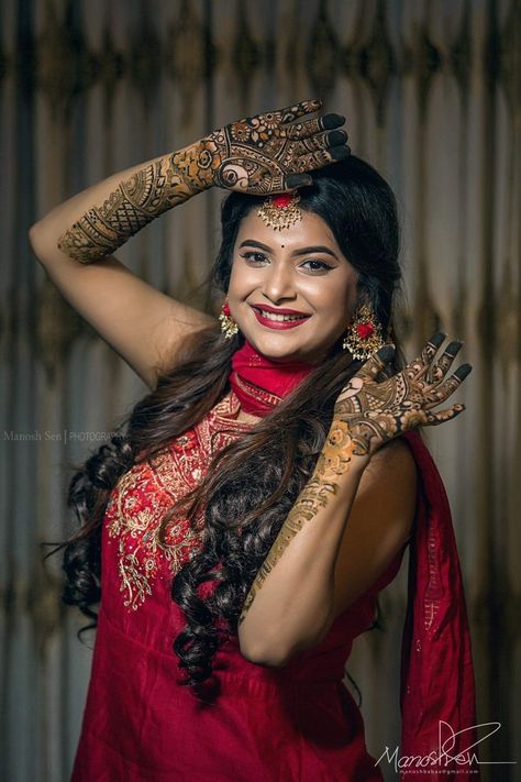 Mehandhi Bride Poses, Mhendi Bride Pose, Mendi Pose Bride, Mehandi Stills For Bride, Girl Mehandi Shoot, Mahendi Shoot Poses, Wedding Mehndi Photography, Mehndi Pose Bride, Mhendi Pose Bride