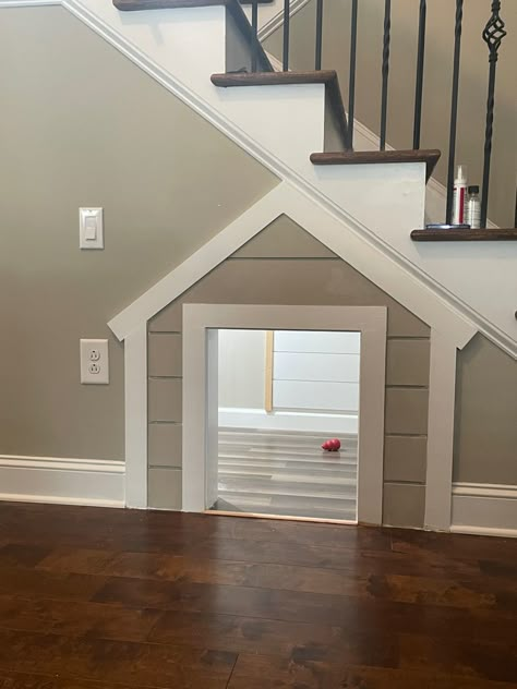 Dog House Inside, Bed Under Stairs, Dog House Ideas, Under Stairs Dog House, Pillows To Make, Room Under Stairs, Closet Under Stairs, Under Stair, Modern Dog Houses