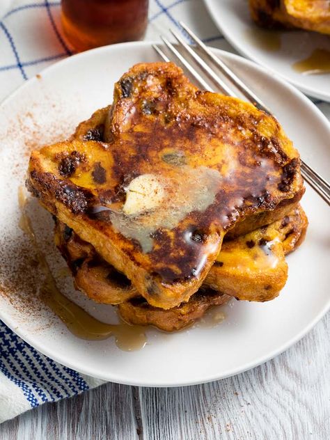 We love this Cinnamon Raisin Bread French Toast for breakfast or brunch! It's also a great recipe if you are looking for what to do with raisin bread. Raisin Bread Breakfast Ideas, Cinnamon Raisin Bread French Toast, French Toast Recipe Casserole, Raisin Bread French Toast, Cinnamon Bread French Toast, Recipe With Heavy Cream, Casserole French Toast, Cinnamon Raisin French Toast, Raisin Toast