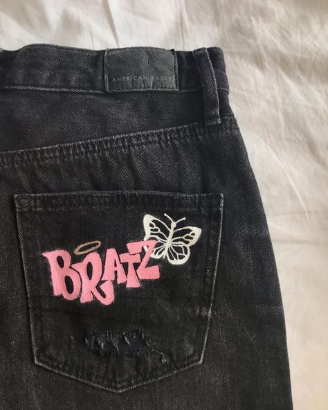 Jean Painting Ideas Pocket, Jeans Art Painting, Denim Painting Jeans, Painted Jeans Pocket, Bratz Logo, Diy Pants, Jeans Pocket, Denim Art, Custom Jeans