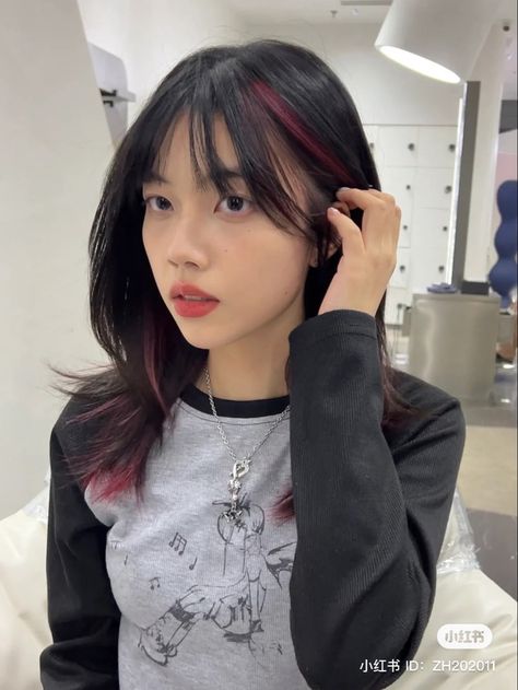 Underlights Layered Hair, Small Hair Highlights, Colored Underlayer Hair, Peakaboo Dye Hair, Dyed Tips Hair, Underlayer Hair Color, Hair Dyed Underneath, Underlights Hair, Hair Color Underneath