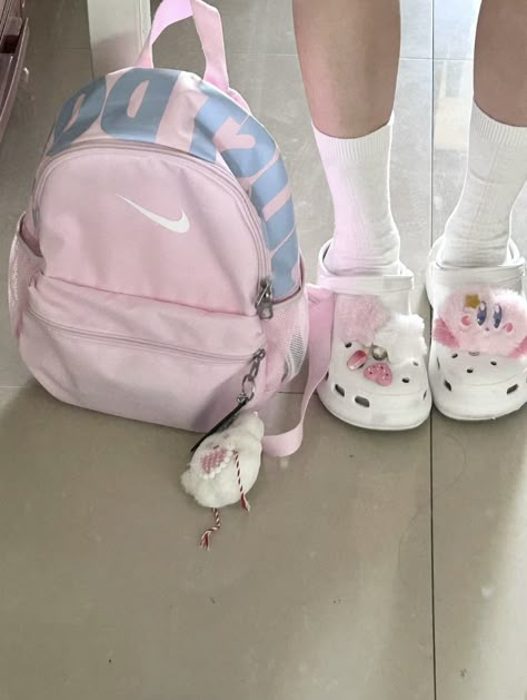 Pretty Backpacks, Pretty School Supplies, School Bag Essentials, Inside My Bag, Backpack Accessories, Accessories Pink, Cute School Supplies, Pink Girly Things, Pretty Bags