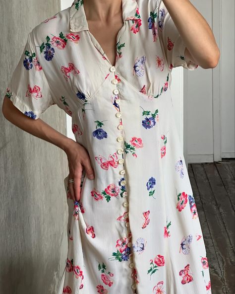 Vintage 90s dress in white with butterflies and flowers, button-down closure, very light, made of 100% viscose, fits XS-M, perfect condition 🤍🦋 Vintage 90s Dress, Butterflies And Flowers, 90s Dress, Button Down Dress, Vintage 90s, Button Downs, Butterflies, White Dress, Dress Outfits