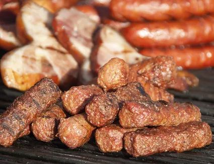 Mititei Recipe, Romanian Sausage, Paprika Recipes, Homemade Sausage Recipes, Sausage Making, Breakfast Meat, Scottish Recipes, European Cuisine, Romanian Food