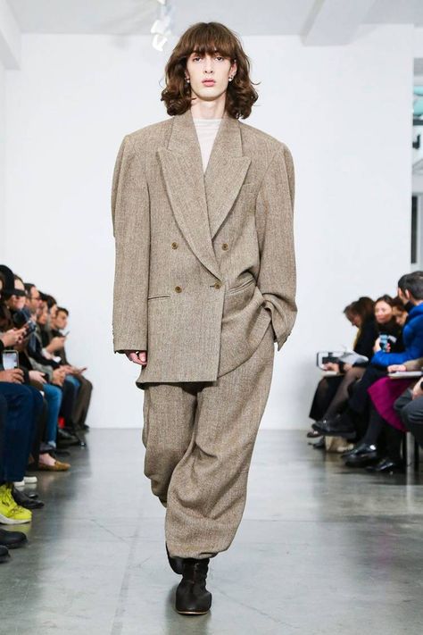 Hed Mayner Fall/Winter 2020 Collection Runway PFW | HYPEBEAST Hed Mayner, Paris Hair, Paris Look, Brand Collaboration, Fashion Show Images, Live Fashion, Sports Blazer, Magazine Photography, Western Dresses