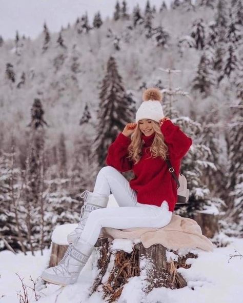 Winter Portraits Photography, Winter Senior Pictures, Winter Outfits Snow, Snow Photoshoot, Winter Portraits, Trendy Christmas Outfits, Snow Pictures, Christmas Day Outfit, Winter Photoshoot