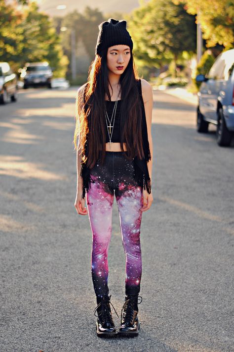 Love the tights! Universe Inspiration, Galaxy Outfit, Galaxy Leggings, Trendy Leggings, Galaxy Fashion, Mode Boho, Galaxy Print, Leggings Casual, Hipster Fashion