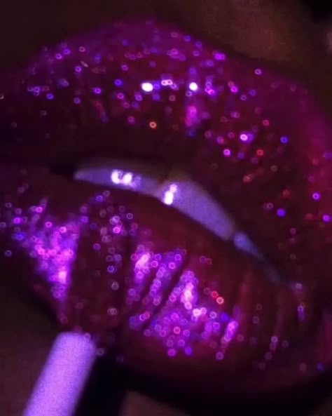 Arte Glitter, Lip Wallpaper, Pink Sparkles, Dark Purple Aesthetic, Badass Aesthetic, Purple Walls, Glitter Lips, Pastel Pink Aesthetic, Picture Collage Wall