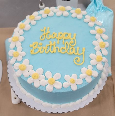 Round Buttercream Cakes, 9x13 Cake Decorating Ideas Easy, Yellow And Blue Cake Design, Daisy Frosting Flowers, Daisy Sheet Cake Ideas, Easy Daisy Cake, Daisy Cookie Cake, Daisy Bday Cake, Small Round Cake Ideas