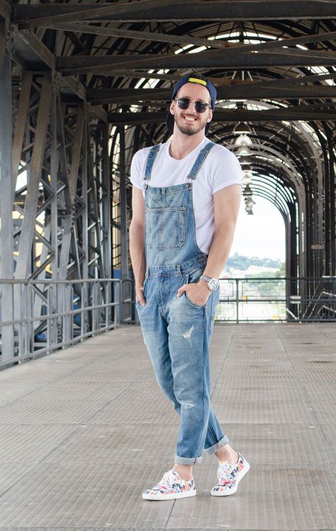 Rodrigo Perek | Club Liberty #UI407 | www.uigafas.com.br | @uigafas Dungaree Outfit Ideas, Wearing Overalls, Dungaree Outfit, Casual Jumpsuit, Mens Street Style, Urban Fashion, Look Fashion, A Man, Fashion Looks