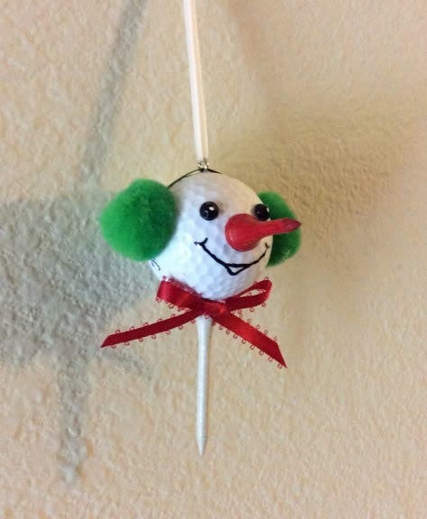 Golf Ball Snowman, Golf Ball Christmas Tree, Golf Ball Christmas Ornaments, Golf Ball Ornaments Diy, Golf Ornaments Diy, Diy Golf Ornament, Golf Christmas Ornaments, Golf Tee Crafts, Golfball Crafts