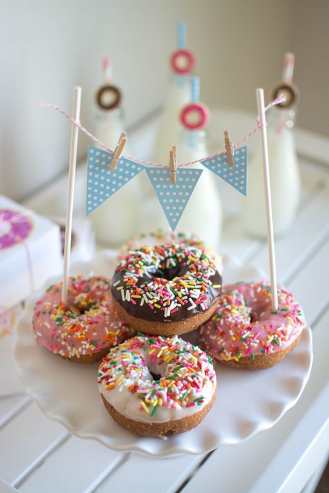 Donut Party Ideas by Twinkle Twinkle Little Party #donutparty #donutprintables #donuts Donut Party Ideas, Donut Birthday Party Decorations, Donut Birthday Party Invitations, Donut Birthday Cake, Donut Party Decorations, Donut Theme Party, Donut Decorating Ideas, Doughnut Party, Diy Donut