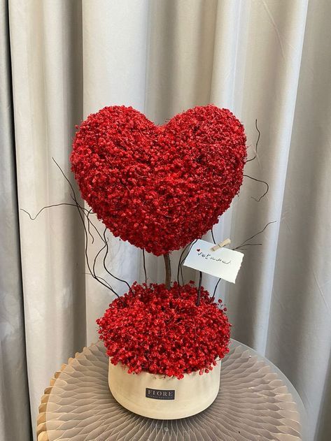 Flower Heart Arrangement, Heart Bouquet Diy, Valentine Flower Box Ideas, Valentines Day Arrangements, Roses Centerpieces, Red Roses Centerpieces, Valentine Flower Arrangements, Heart Bouquet, Romantic Valentines Day