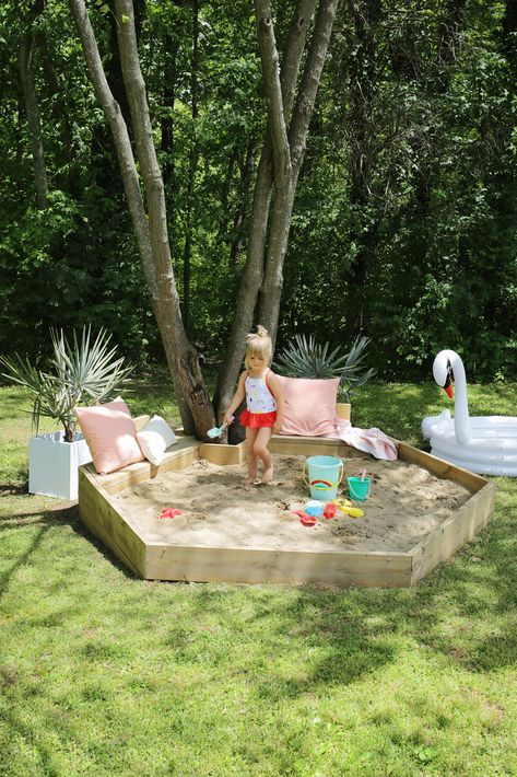 Hexagon Sandbox DIY (With Built-In Benches!) - A Beautiful Mess Patio Sandbox Ideas, Diy Sandpit For Kids, Backyard Sandbox Ideas For Kids, Kids Sandbox Ideas Backyards, Playground Sandbox Ideas, Diy Kids Sandbox Ideas, Baby Outside Play Area, Diy Backyard Play Area For Kids, Outdoor Sandbox Ideas