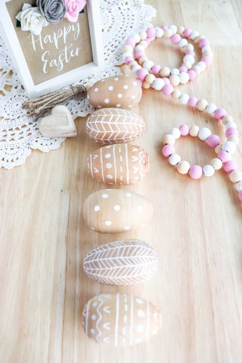 Wood Eggs Painted, Wooden Egg Decorating Ideas, Painted Wooden Eggs Easter Ideas, Painting Wooden Easter Eggs, Easter Egg Wood Crafts, Easter Wooden Decor, Painted Wood Easter Eggs, Wooden Easter Egg Painting Ideas, Paint Wooden Eggs