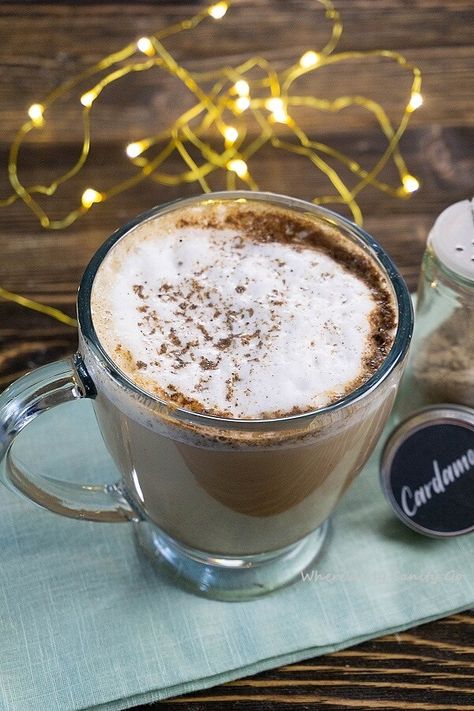 Cozy Beverages, Cardamom Latte, Clean Drinks, Cardamon Recipes, Warm Drinks Recipes, Cardamom Recipe, Matcha Drinks, Nespresso Recipes, Spiced Drinks