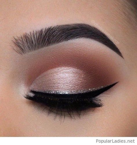 #makeup Make Up Mata, Eyeliner Color, Mekap Mata, Glitter Eyeliner, Beauty Make-up, Makijaż Smokey Eye, Makeup Hacks, Glitter Eyes, Makeup Goals