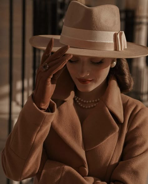 Fedora Outfits Women, High Society Outfits, Outfit With Fedora, Ingenue Dramatic, Outfits With Gloves, Lady Poses, Profile Pictures Ideas, Fedora Outfit, Tea Party Outfit