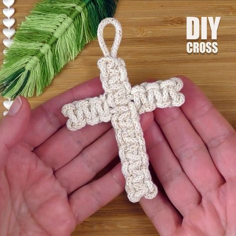 Macrame Cross Tutorial, Macrame Cross, Macrame School, Diy Cross, Paracord, Macrame, Craft Ideas, Macramé