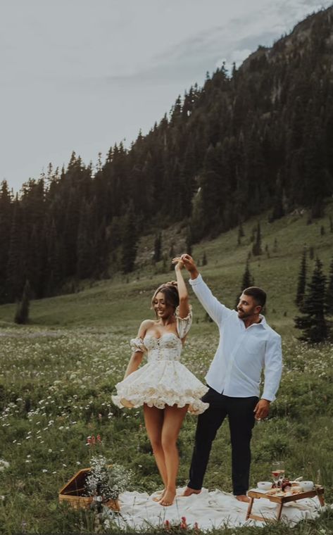 One Year Wedding Anniversary Photoshoot, Picnic Prewedding, Wedding Anniversary Photoshoot Ideas, Picnic Couple Photoshoot, Picnic Engagement Shoot, Picnic Engagement Photos, Picnic Photo Shoot, Picnic Pictures, Spring Home Decor Ideas