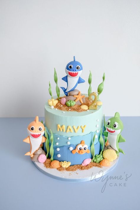 Cute Shark Birthday Cake, Baby Shark Cake Boy, Fish Themed Cake, Baby Shark Theme Cake, Shark Cake Ideas, Shark Themed Cakes, Cake Shark, Baby Shark Birthday Cake, Birthday Cake Kids Boys