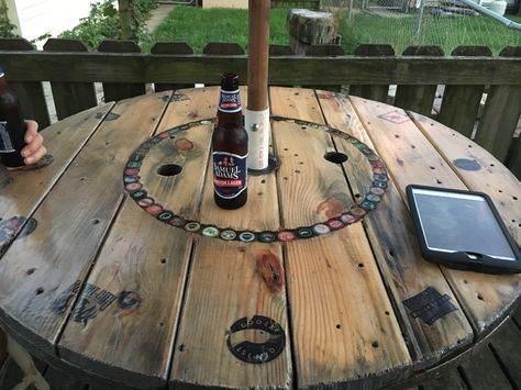 Cable spool table w/epoxy'd bottle caps and photo-transferred beer logos. Cable Spool Tables, Cable Spool, Spool Tables, Wood Spool, Beer Logo, Pallet Outdoor, Beer Garden, Pallet Coffee Table, Bottle Cap