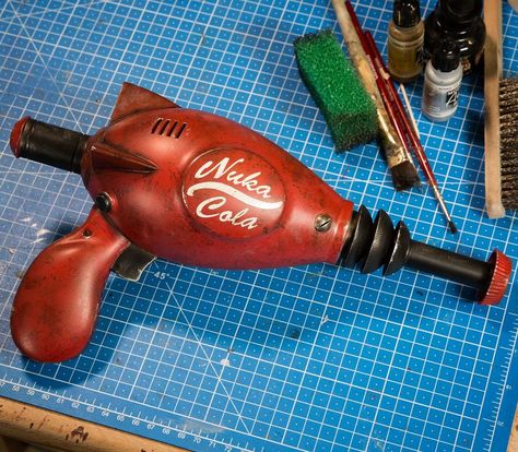 Fallout 4 Props, Fallout Cosplay Diy, Fallout Crafts, Video Game Props, Fallout Diy, Fallout Party, Marvel Rpg, Lightning Cosplay, Fallout Costume