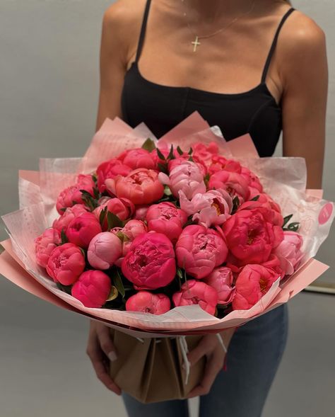 Coral charm peonies are available for orders on our website❗️ To place an order: ▪️ WhatsApp/ iMessage 310 422 9654 ▪️ www.blackorchidflowersbh.com ▪️ 208 S Beverly drive suite 201 Beverly Hills CA 90212 #coralcharmpeony #coralcharmpeonies #peonylosangeles Coral Peony Bouquet, Coral Peony, Coral Charm Peony, Peonies Season, Coral Peonies, Peonies Bouquet, Place An Order, Beverly Hills, Peonies