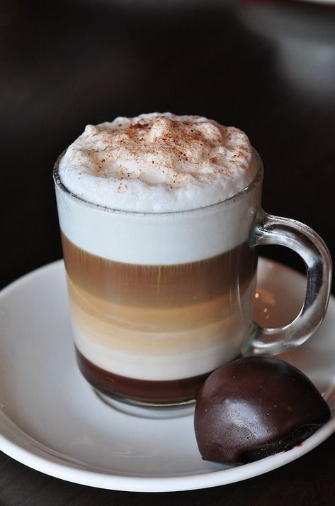 #coffee #irish #latte. yum Milk Shakes, Chocolate Caliente, Italian Coffee, Coffee Photography, Coffee Latte, A Cup Of Coffee, But First Coffee, Chocolate Coffee, Coffee Cafe