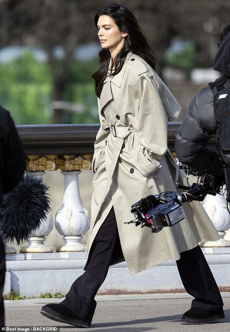 Kendall Jenner cuts a chic figure in a classic trench coat as she films a L'Oréal campaign on the picturesque streets of Paris Kendall Paparazzi, Kendall Jenner Outfits Winter, Kendall Jenner Winter Outfits, Kandal Jenner, Kendall Jenner Outfits Casual, Kendall Jenner Icons, Kaia Gerber Style, Kendall Jenner Street Style, Kendall Style