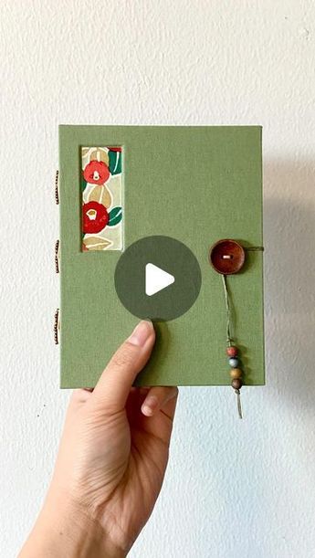 How To Bind A Notebook, Creative Book Binding, Libro Artesanal Ideas, Notebook Gift Ideas, Creative Bookbinding, Homemade Notebook, Binding Notebook, Book Binding Methods, Daily Planner Diy