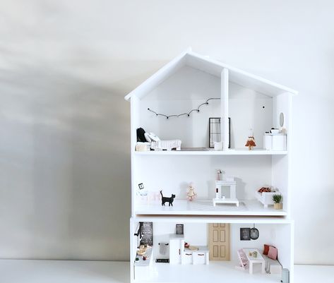 Bij ons kun je met gemak je Ikea dollhouse uitbreiden met een extra etage of aanbouw. #woodendollhouse #houtenpoppenhuis #ikeadiy #poppenhuis #dollhouse #studiolittlesissy Dollhouse Furniture Plans, Ikea Dollhouse, Barbie House Furniture, Modern Dolls House, Diy Barbie House, Dollhouse Bed, Doll House Furniture, Doll House Plans, Mini Doll House