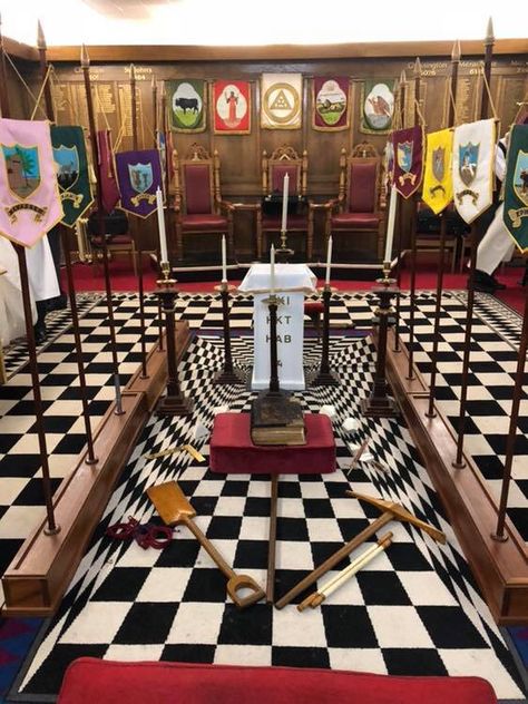 Temple set up for Holy Royal Arch #Freemasons #Freemasonry #Masonic Freemasonry (masonry), Royal Arch Masons, Solomons Temple, Masonic Art, Masonic Freemason, Masonic Temple, Masonic Lodge, Masonic Symbols, Wars Of The Roses