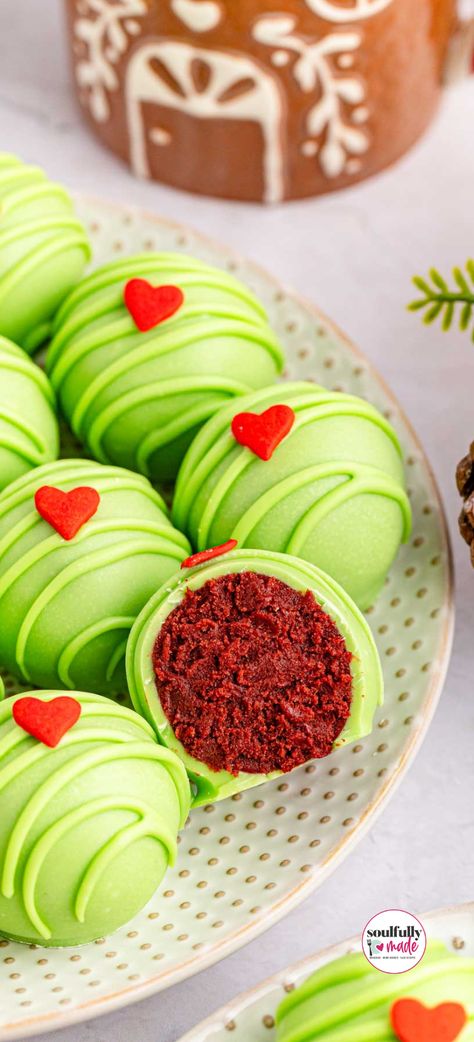 Grinch Red Velvet Oreo Cake Balls are the most adorable 4-Ingredient quick and irresistible Holiday treat! Made with cream cheese, red Oreos, green candy melts, and a red heart, you can't go wrong with these cake treats. Red Velvet Oreo Balls, Grinch Oreo Balls Red Velvet, Grinch Treats Christmas, Grinch Inspired Food, Grinch Oreo Balls, Grinch Balls, Red Velvet Balls, Red Velvet Oreo Cake, Christmas Oreo Balls