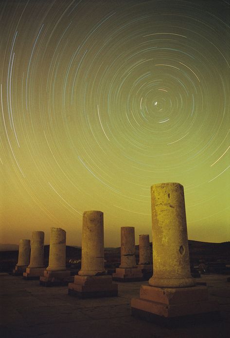 Aunque la bóveda celeste siempre está en constante movimiento, hay una estrella que siempre está en un mismo lugar: Polaris. Ésta es su historia. Todo gira en torno a Polaris. Y no es casualidad: es la estrella que se ubica casi en el polo norte celeste, «el punto alrededor del cual gira todo el cielo […] The post Qué sabemos de Polaris: la Estrella del Norte que ha guiado a los navegantes por miles de años appeared first on National Geographic en Español. National Geographic